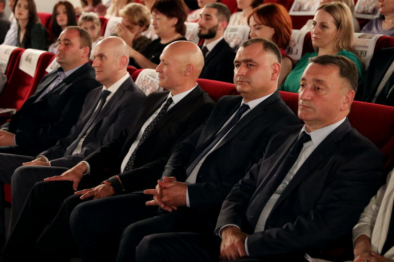 hdlikogs. Алан Гаглоев поздравил коллектив газеты «Южная Осетия» с 30-летним юбилеем