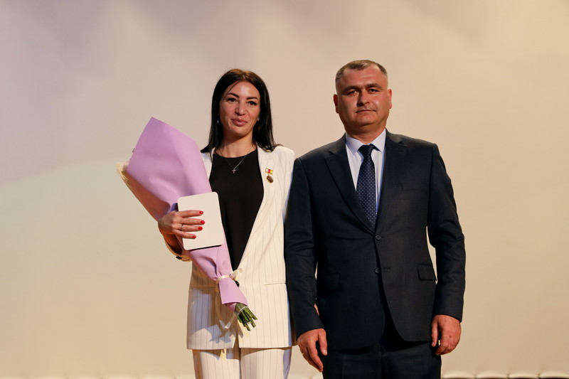 hfrual6. Алан Гаглоев поздравил коллектив газеты «Южная Осетия» с 30-летним юбилеем