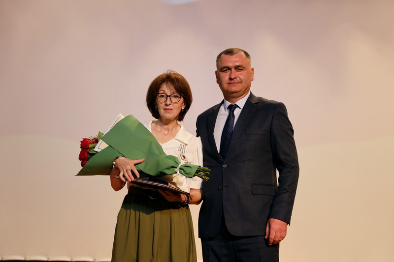 qh3cxp3w. Алан Гаглоев поздравил коллектив газеты «Южная Осетия» с 30-летним юбилеем