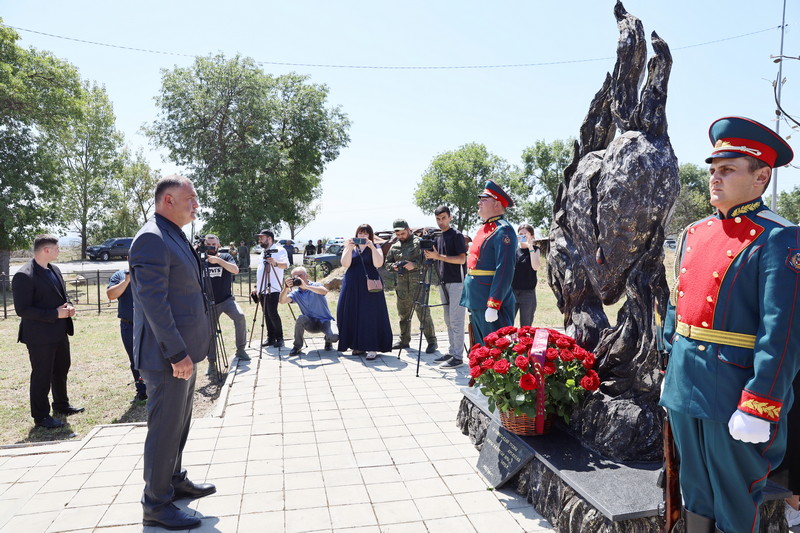 2i7lhsvj. Церемония возложения цветов к местам гибели защитников Отечества