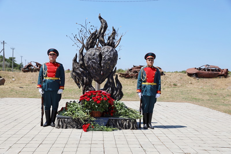 57ufk63x. Церемония возложения цветов к местам гибели защитников Отечества