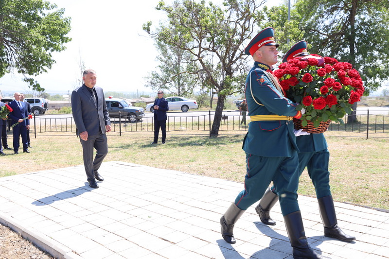 5kab3c2w. Церемония возложения цветов к местам гибели защитников Отечества