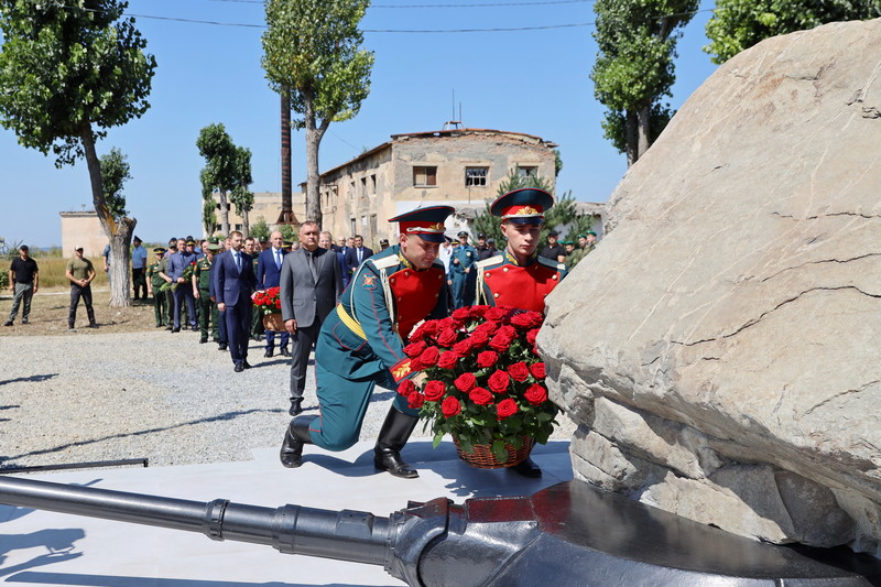7cnmgkw. Церемония возложения цветов к местам гибели защитников Отечества