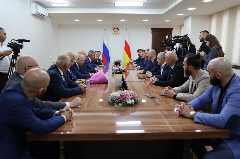 9hzmcvzx. Встреча с Главой Республики Северная Осетия-Алания Сергеем Меняйло