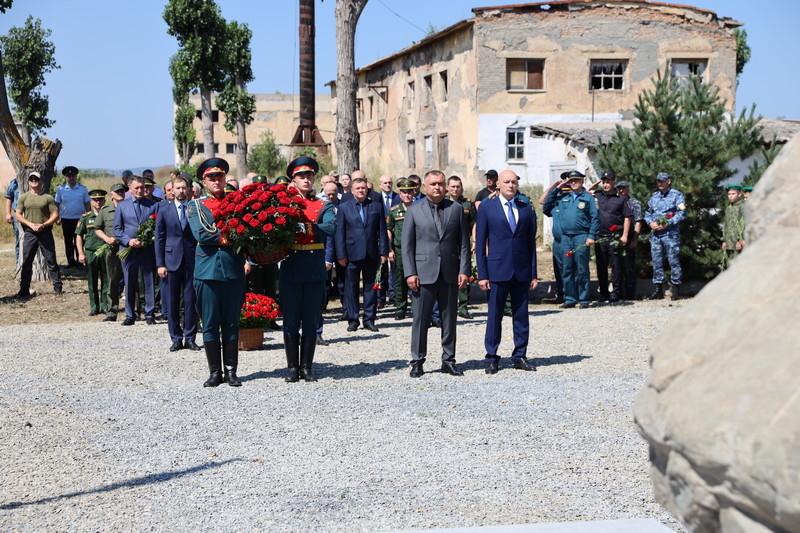 Церемония возложения цветов к местам гибели защитников Отечества