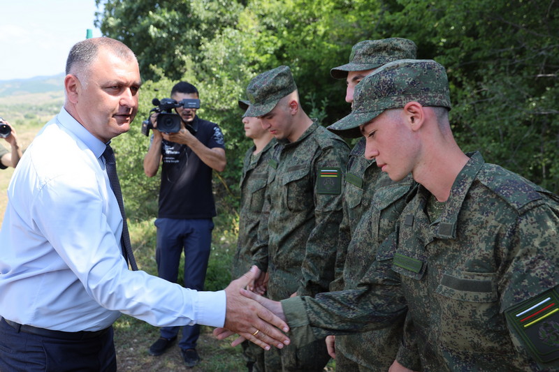 dzcnl9ko. Алан Гаглоев посетил учебный центр военной подготовки «Барс»