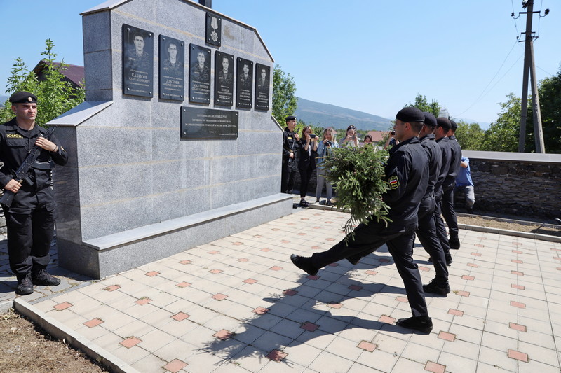 k5qofor. Алан Гаглоев почтил память защитников Отечества