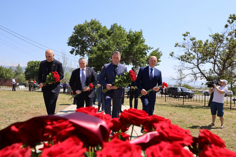 og2niung. Церемония возложения цветов к местам гибели защитников Отечества