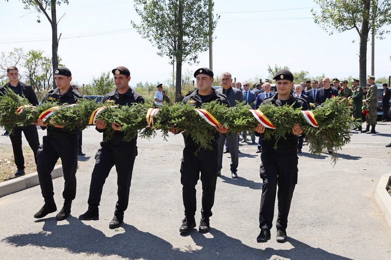 p076j4e8. Церемония возложения цветов к местам гибели защитников Отечества