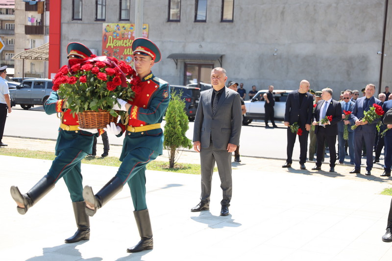 r_83tql_. Церемония возложения цветов к местам гибели защитников Отечества
