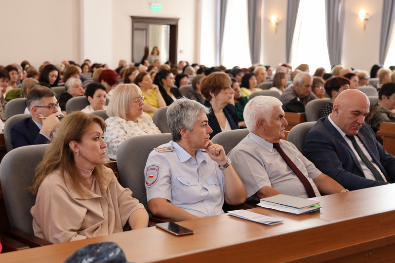 rsdthca. Алан Гаглоев принял участие в Республиканской августовской конференции педагогических работников