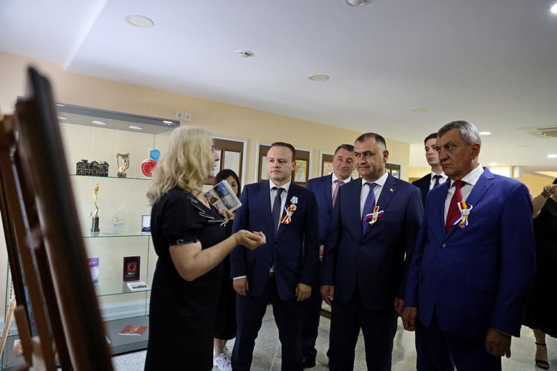 swl6ipz_. Алан Гаглоев с гостями посетил акцию «Рисунок на асфальте» и выставку работ юго-осетинских и российских художников