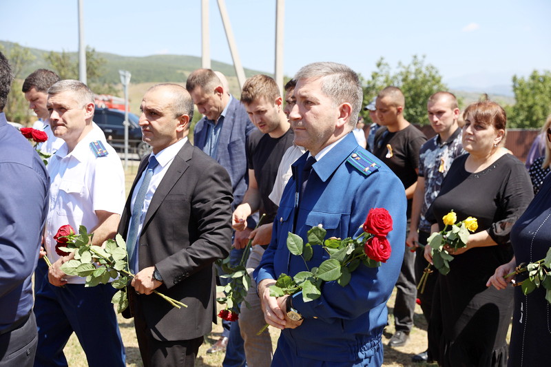 xup64kx9. Церемония возложения цветов к местам гибели защитников Отечества