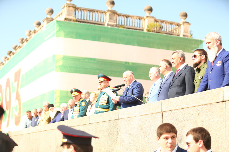 0xfwqllx. Алан Гаглоев принимает участие в торжествах по случаю Дня Победы и Независимости Абхазии