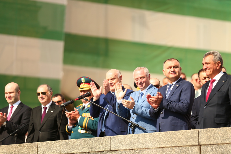 2mq37rok. Алан Гаглоев принимает участие в торжествах по случаю Дня Победы и Независимости Абхазии
