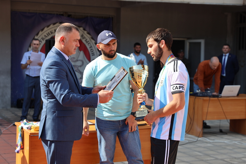 4ysve_g. Алан Гаглоев наградил победителей Республиканского турнира на Кубок Президента Южной Осетии по футболу