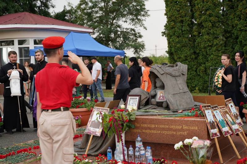6fgiyhlz. Алан Гаглоев почтил память жертв Бесланской трагедии