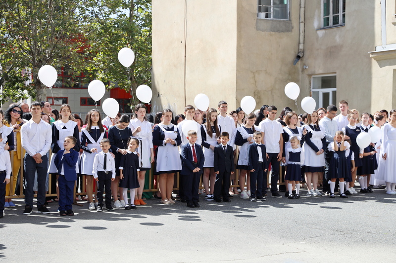 h43e89kh. Алан Гаглоев посетил торжественную линейку в Цхинвальской школе №2