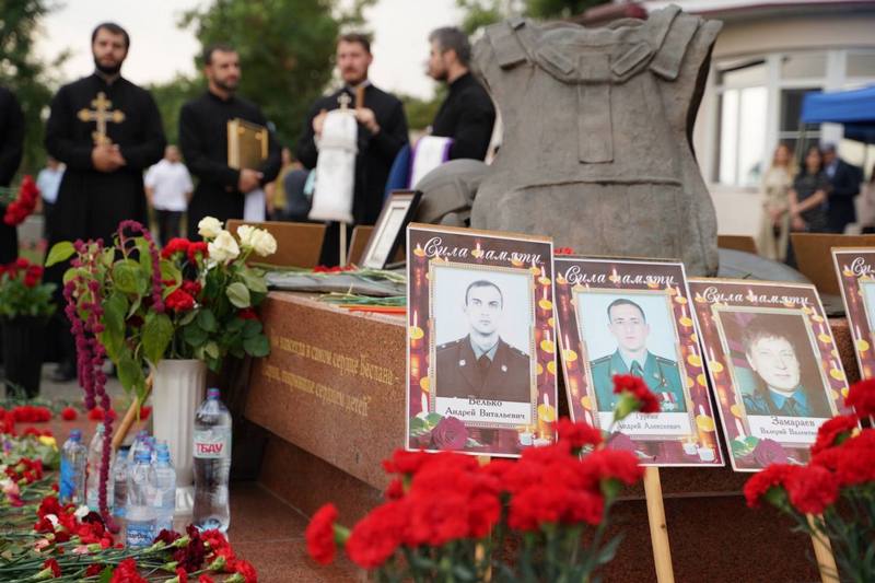mykhogr. Алан Гаглоев почтил память жертв Бесланской трагедии