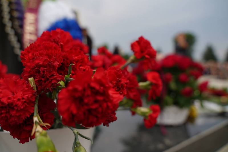 nhi2qjw. Алан Гаглоев почтил память жертв Бесланской трагедии
