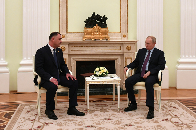 Владимир Путин поздравил Алана Гаглоева с Днем Республики Южная Осетия