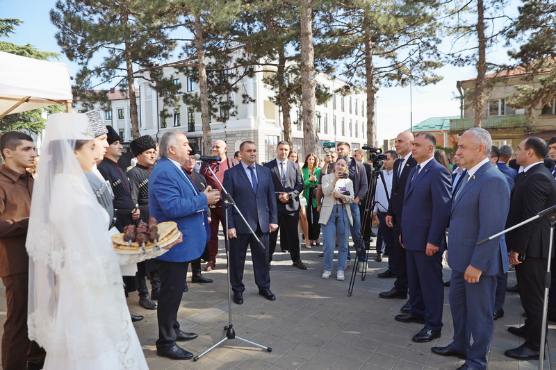 qcdfy36f. Алан Гаглоев посетил праздничное «Осетинское подворье»