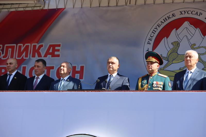 qjce8um. Военный парад в честь празднования 33-й годовщины Республики Южная Осетия