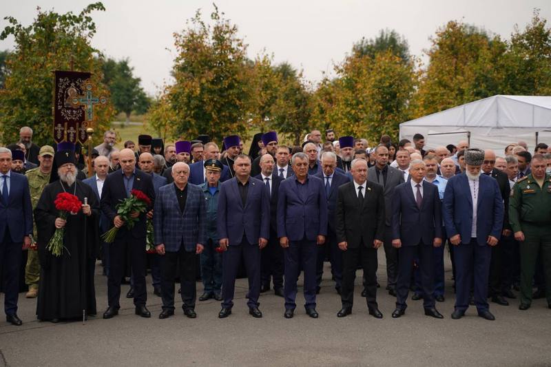 wtchscv_. Алан Гаглоев почтил память жертв Бесланской трагедии