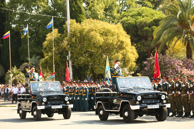 y7gq0at. Алан Гаглоев принимает участие в торжествах по случаю Дня Победы и Независимости Абхазии