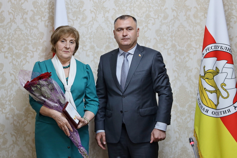 7htlafpw. Алан Гаглоев вручил государственные награды учителям Республики Южная Осетия