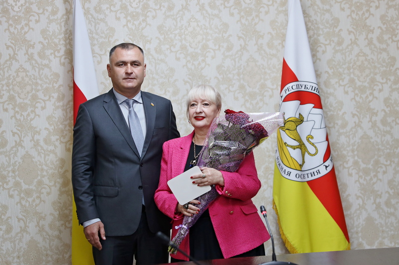 blcummd. Алан Гаглоев вручил государственные награды учителям Республики Южная Осетия
