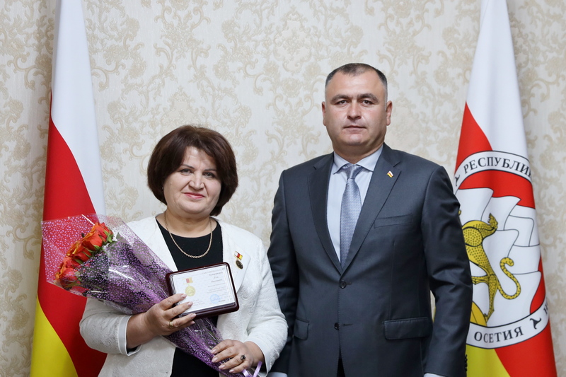 epu14cq. Алан Гаглоев вручил государственные награды учителям Республики Южная Осетия