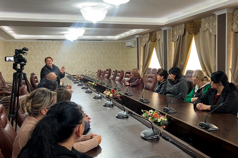 lk5rllq. Встреча с жителями бывшей турбазы «Осетия» и одного из общежитий г. Цхинвал