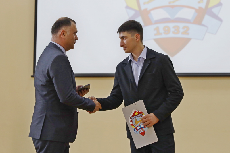 x8o7ncf. Алан Гаглоев поздравил первокурсников ЮОГУ с посвящением в ряды студентов
