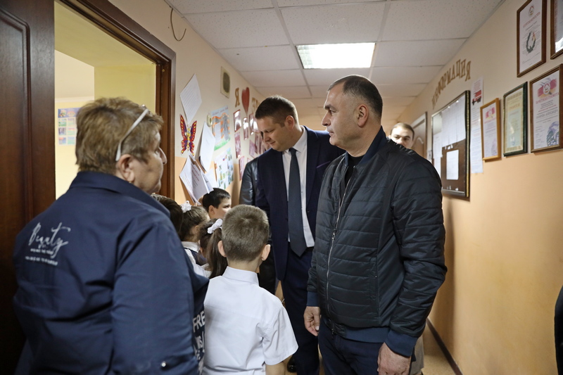 55pcgmjw. Алан Гаглоев посетил Цхинвальскую школу-интернат