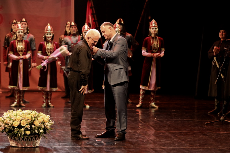 279i2wkg. Алан Гаглоев посетил юбилейный концерт Государственного ансамбля песни и танца «Симд»