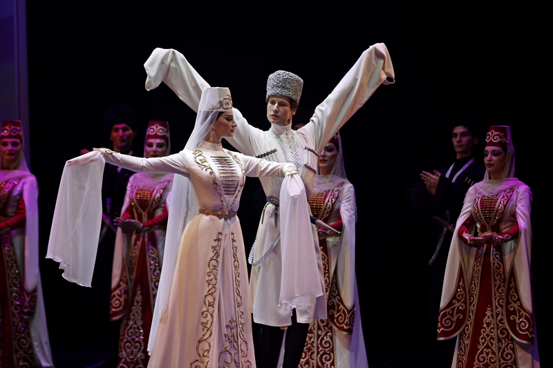 38wjiwna. Алан Гаглоев посетил юбилейный концерт Государственного ансамбля песни и танца «Симд»