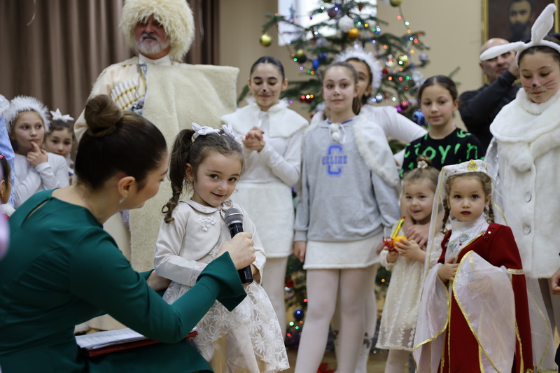 6jat6opd. Алан Гаглоев посетил церемонию открытия новогодней елки в селе Дменис