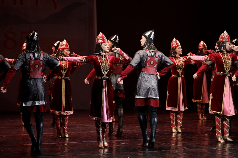 adncotj9. Алан Гаглоев посетил юбилейный концерт Государственного ансамбля песни и танца «Симд»