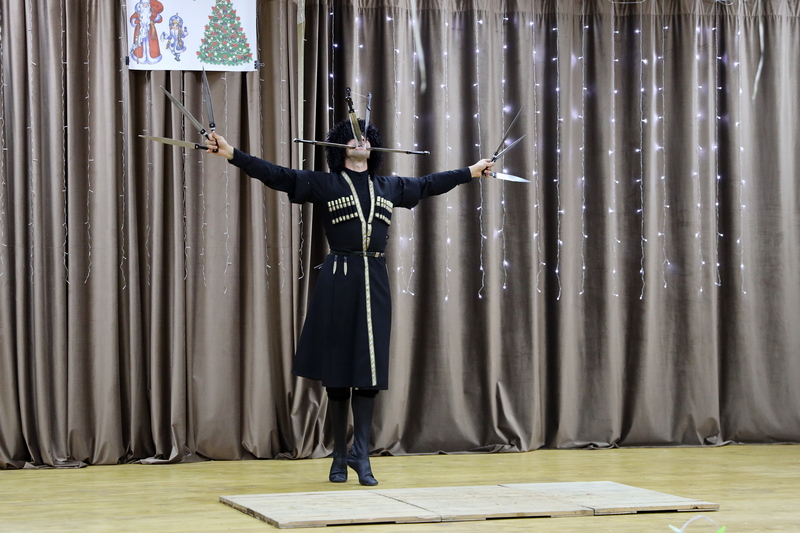 h9cy2s2q. Алан Гаглоев посетил церемонию открытия новогодней елки в селе Дменис