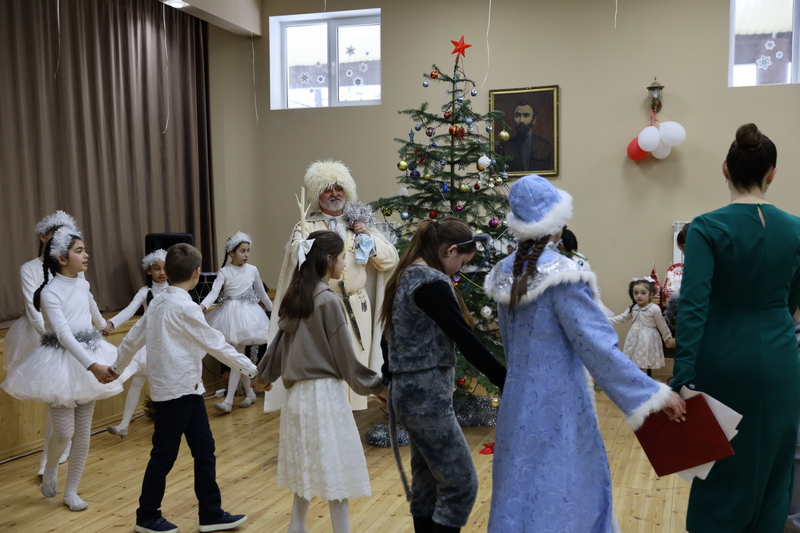 il38mvqm. Алан Гаглоев посетил церемонию открытия новогодней елки в селе Дменис