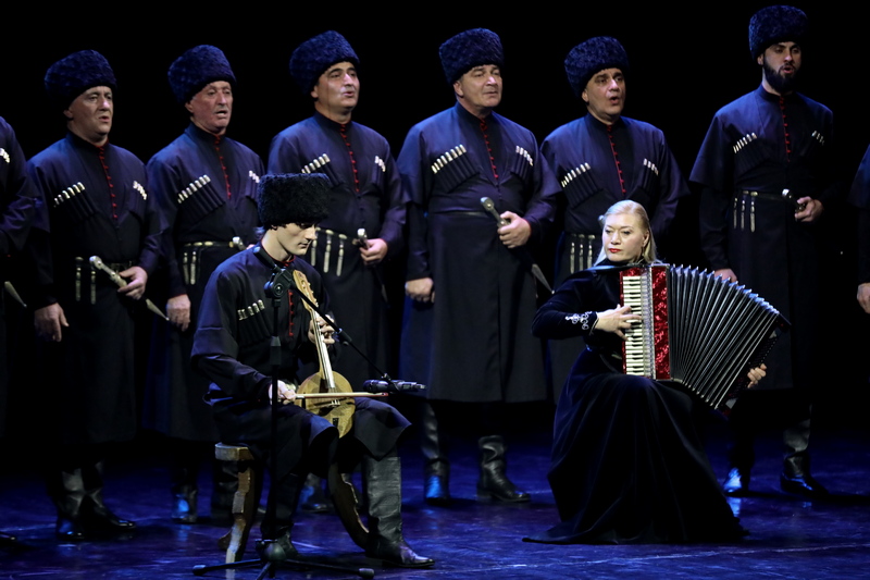 j8qf5__r. Алан Гаглоев посетил юбилейный концерт Государственного ансамбля песни и танца «Симд»