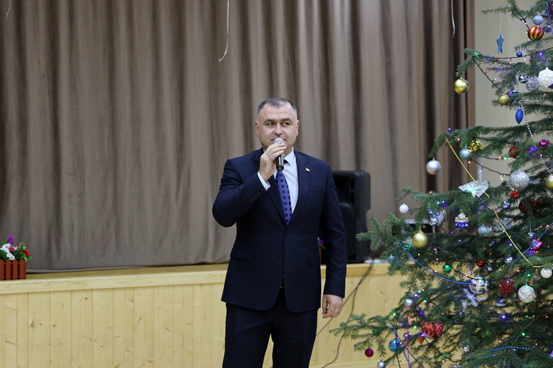 l2m9n869. Алан Гаглоев посетил церемонию открытия новогодней елки в селе Дменис