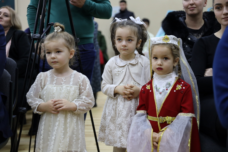 vqwli2wg. Алан Гаглоев посетил церемонию открытия новогодней елки в селе Дменис