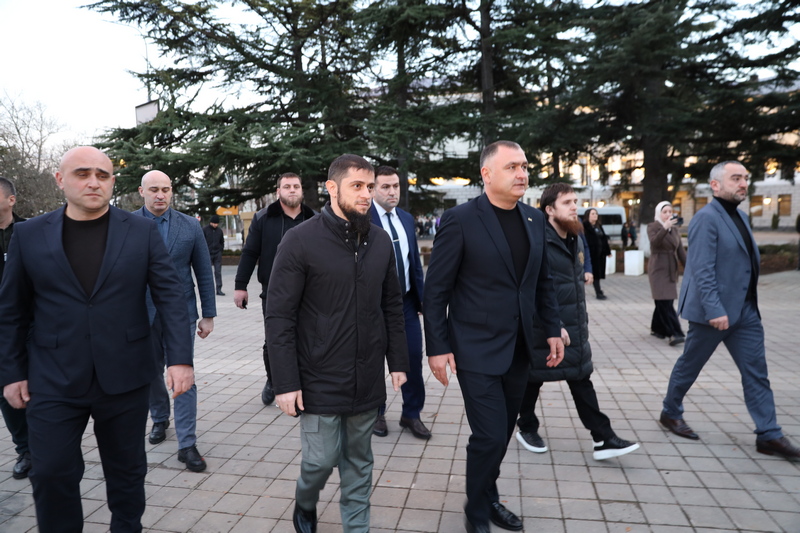 hsae29i. Южная Осетия получила от Чеченской Республики автомобили и финансовую помощь
