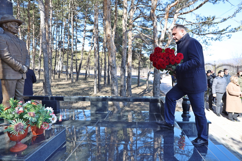 Алан Гаглоев возложил цветы к памятнику Нафи Джусойты