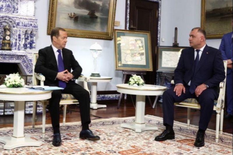 Телефонный разговор с Заместителем Председателя Совета безопасности Российской Федерации Дмитрием Медведевым