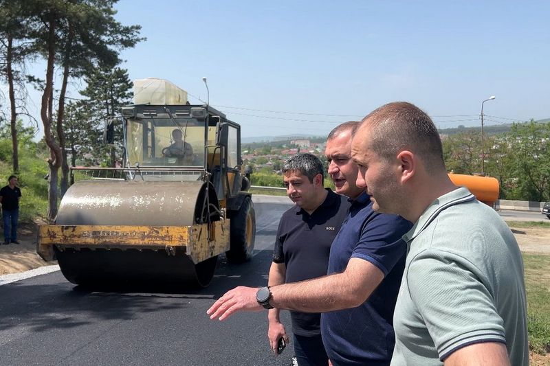 Алан Гаглоев ознакомился с ходом строительных работ на дороге, ведущей к Згудерскому кладбищу