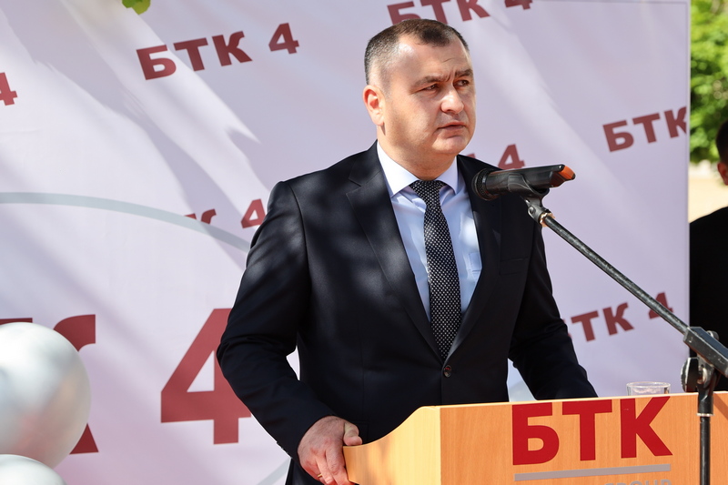 Алан Гаглоев поздравил сотрудников швейной фабрики БТК-4 с профессиональным праздником