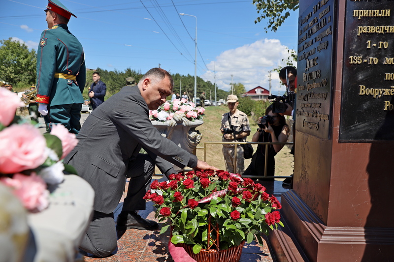 Церемония возложения цветов к местам гибели защитников Отечества